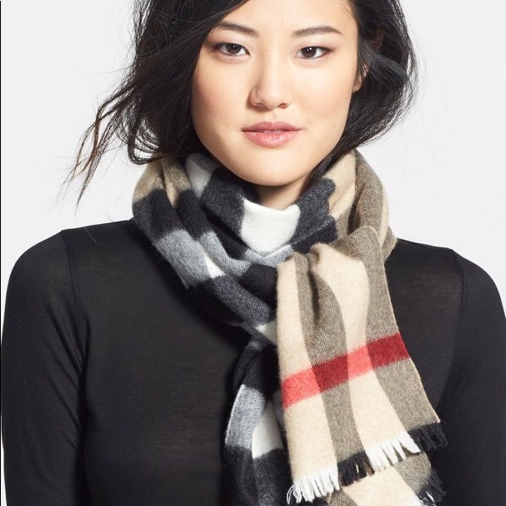 Burberry women cashmere scarf
